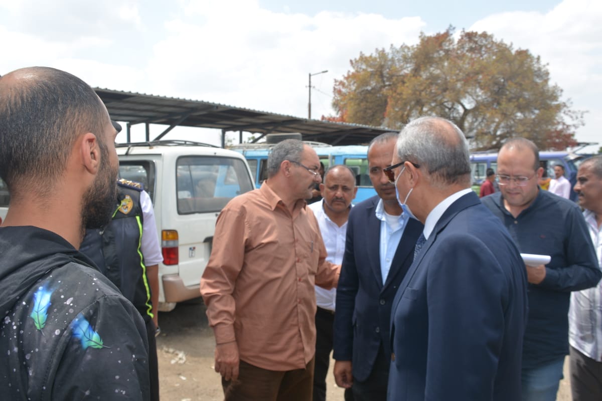 محافظ القليوبية يُجري جولة ميدانية يتفقد خلالها  مواقف سيارات الأجرة للتأكُد من الإلتزام بتطبيق التعريفة الجديدة للمواصلات