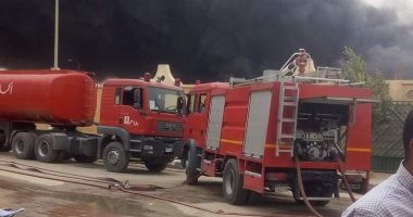مواد سريعة الاشتعال وأدخنة كثيفة تعوق عمليات إطفاء حريق مصنع مدينة بدر