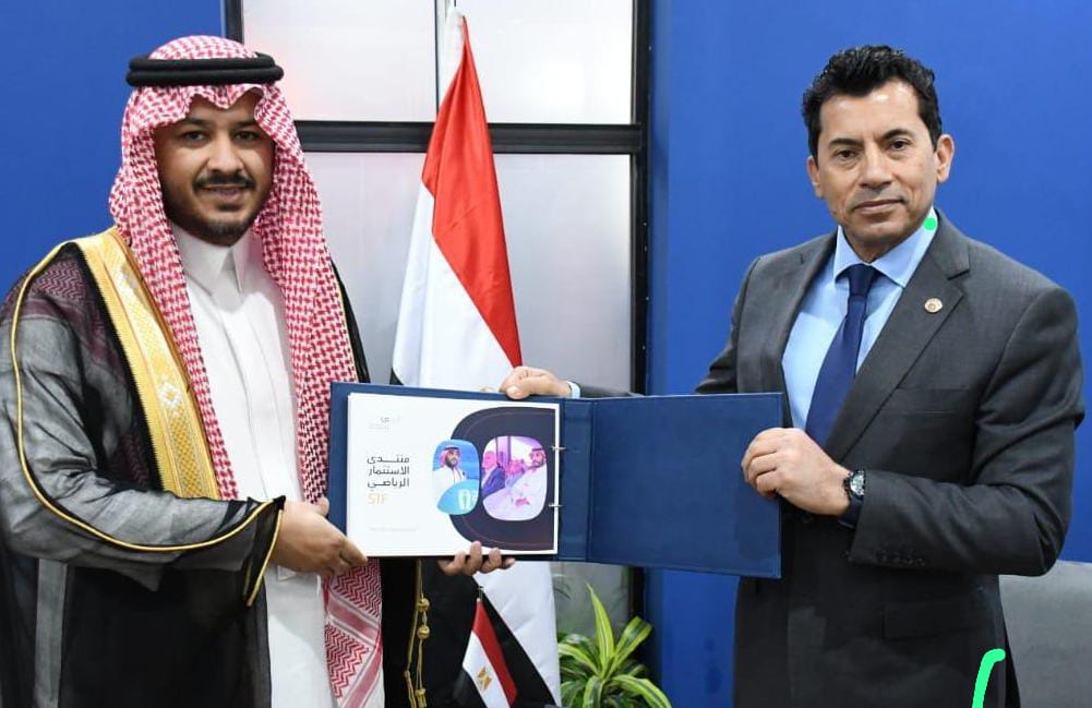 وزير الشباب والرياضة المصري يتسلم إشارة البدء للمنتدى العالمي للاستثمار الرياضي بالرياض