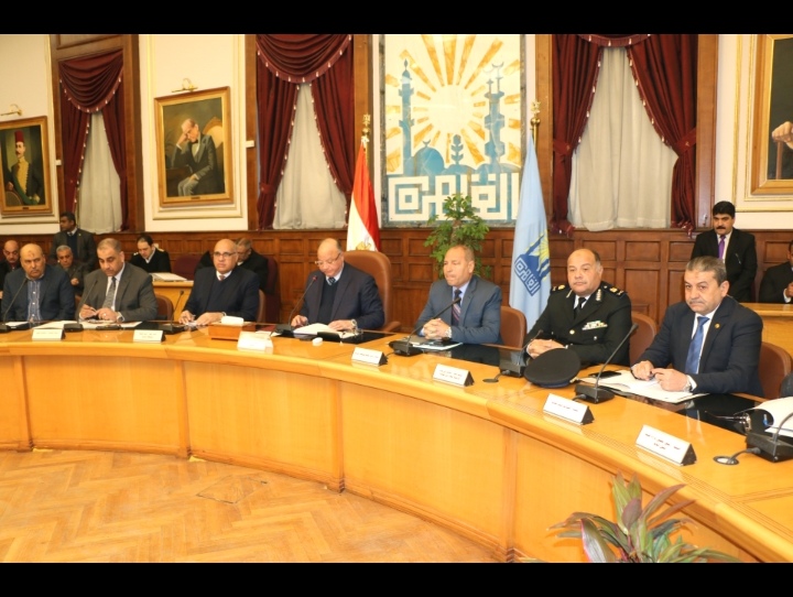 بالصور.. محافظ القاهرة يوجه الشكر للقوات المسلحة ويطالب رؤساء الأحياء بحل مشاكل المواطنين