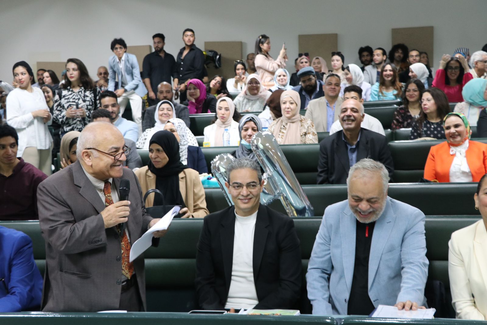 طارق سعده :يحكم مشروعات التخرج للأكاديمية الدولية لعلوم الإعلام