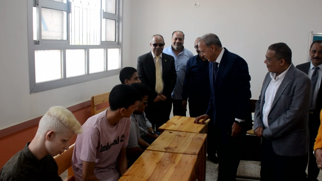 محافظ القليوبية يشهد طابور الصباح وتحية العَلَمْ في أول يوم دراسي للعام الجديد 2023-2024 ويتفقد 3 مدارس للإطمئنان على إنتظام سير العملية التعليمية