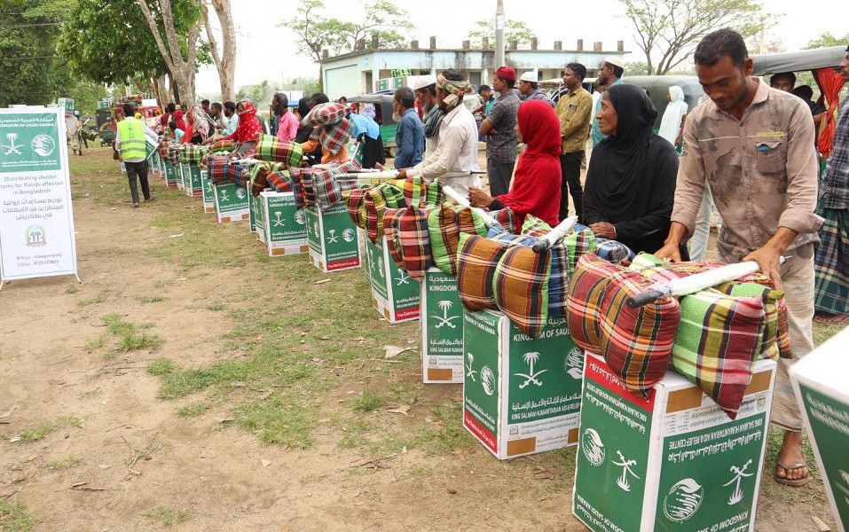 مركز الملك سلمان للإغاثة يوزع سلال غذائية ومساعدات إيوائية ببنجلاديش