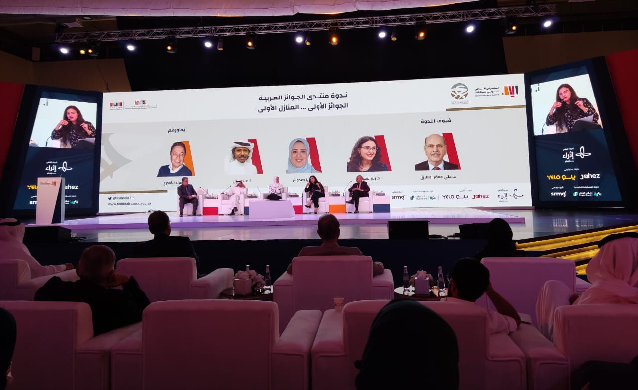 أدباء بمعرض الرياض للكتاب:  الجائزة الأولى مشعلة لجذوة الإبداع لدى الكتاب