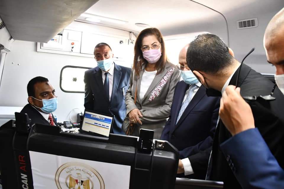 بالصور: تسليم سيارات المراكز التكنولوجية المتنقلة لتقديم خدمات الشهر العقاري بالأسكندرية