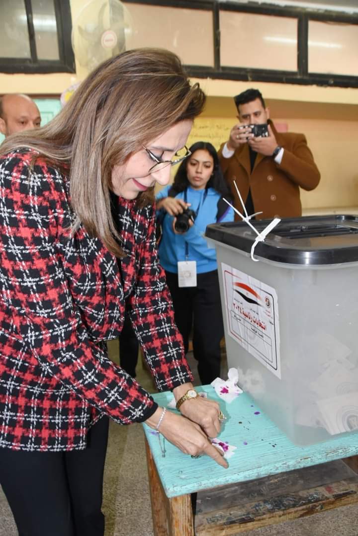وزيرة الثقافة تدلي بصوتها في الانتخابات الرئاسية وتدعو جموع المصريين للمشاركة في العملية الانتخابية
