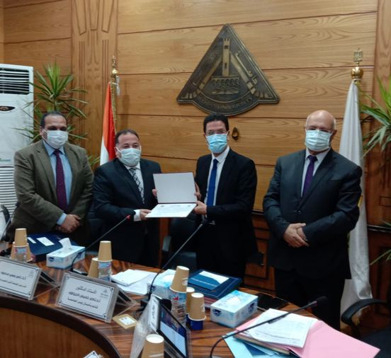 .. جامعة بنها تكرم الأمين المساعد للشئون المالية