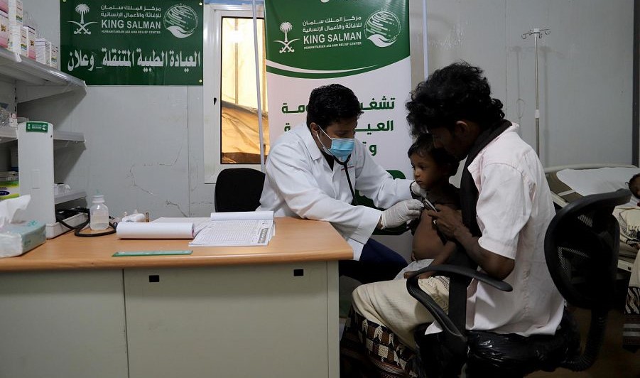 مركز الملك سلمان للإغاثة يقدم خدمات طبية وحزما تدريبية لأطفال اليمن