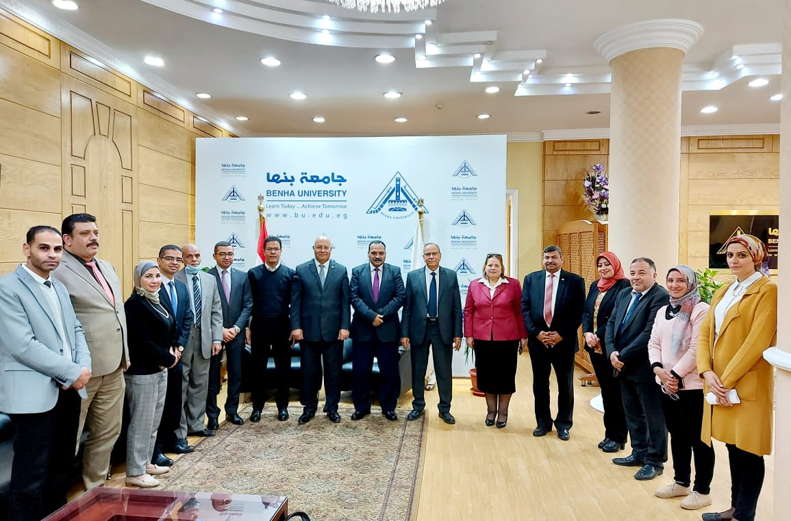 رئيس جامعة بنها يشارك طلابه بفعاليات الدورة الرمضانية