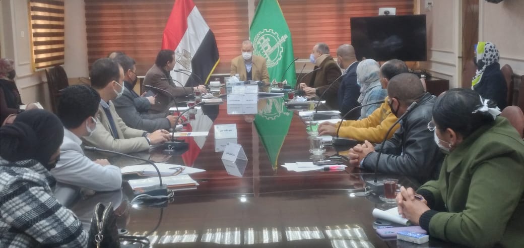 بحضور عمداء كليتي الفنون التطبيقية والتربية النوعية بجامعة بنها محافظ القليوبية يجتمع بعدد من المسئولين للبدء في تطوير سور السكك الحديدية بشارع سعد زغلول ببنها