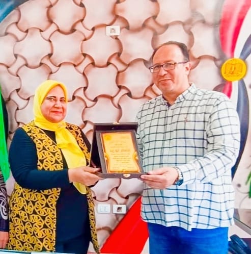 نقابة المعلمين بالقناطر الخيرية .. تكرم وكيل الإدارة التعليمية لجهودها في الإرتقاء بالعملية التعليمي