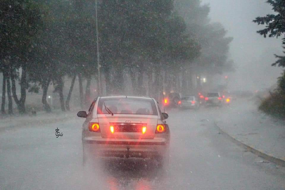 أمطار غزيرة ورعدية على أغلب المناطق الشمالية مع رياح هابطة شديدة وانخفاضات ملموسة في الأجواء..
