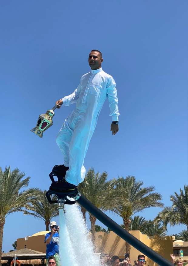 بفانوس رمضان الطائر لاعب الفلاى بورد يسعد السياح باغانى هابى رمضان