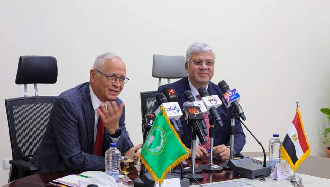 وزير التعليم العالى يوقع اتفاقية إنشاء مقر وكالة الفضاء الإفريقية فى مصر