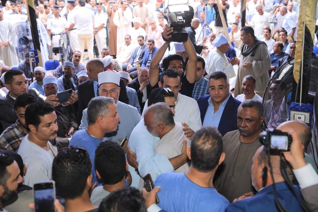 وسط الآلاف من أهالي سوهاج  محافظ سوهاج شهدان صلح أبناء العمومة من عائلة "البوابة" بالبلينا