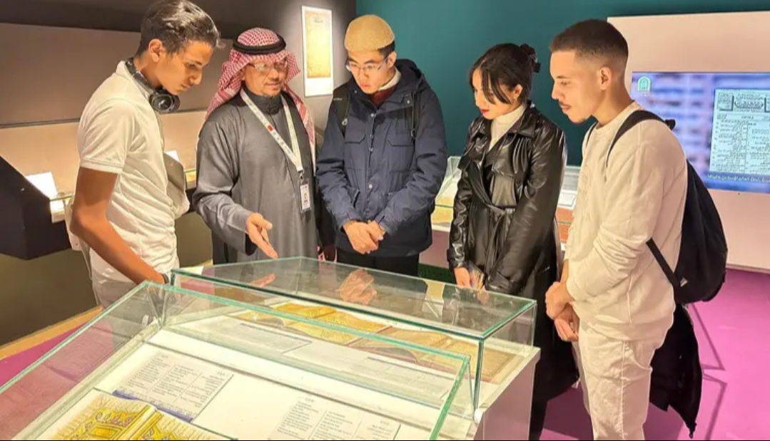 وزارة الشؤون الإسلامية تعرض مصحفًا كاملًا في 30 ورقة لزوار معرض "جسور" في المغرب