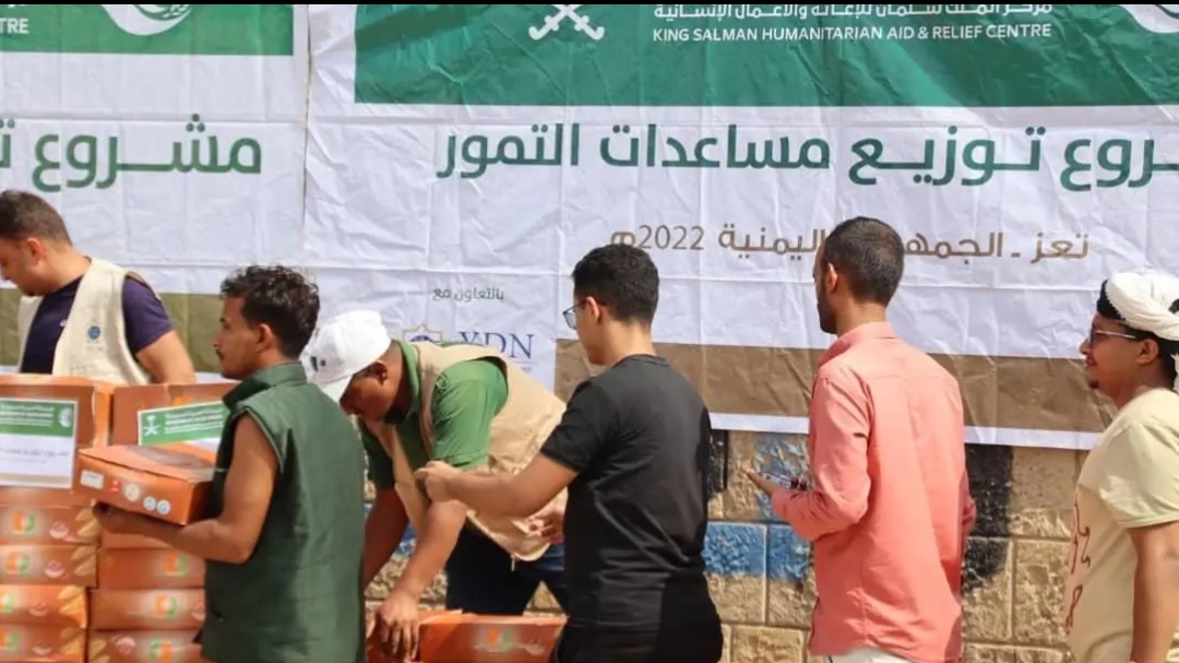 سلمان للإغاثة يوزع آلاف من كرتون التمر في محافظات اليمن