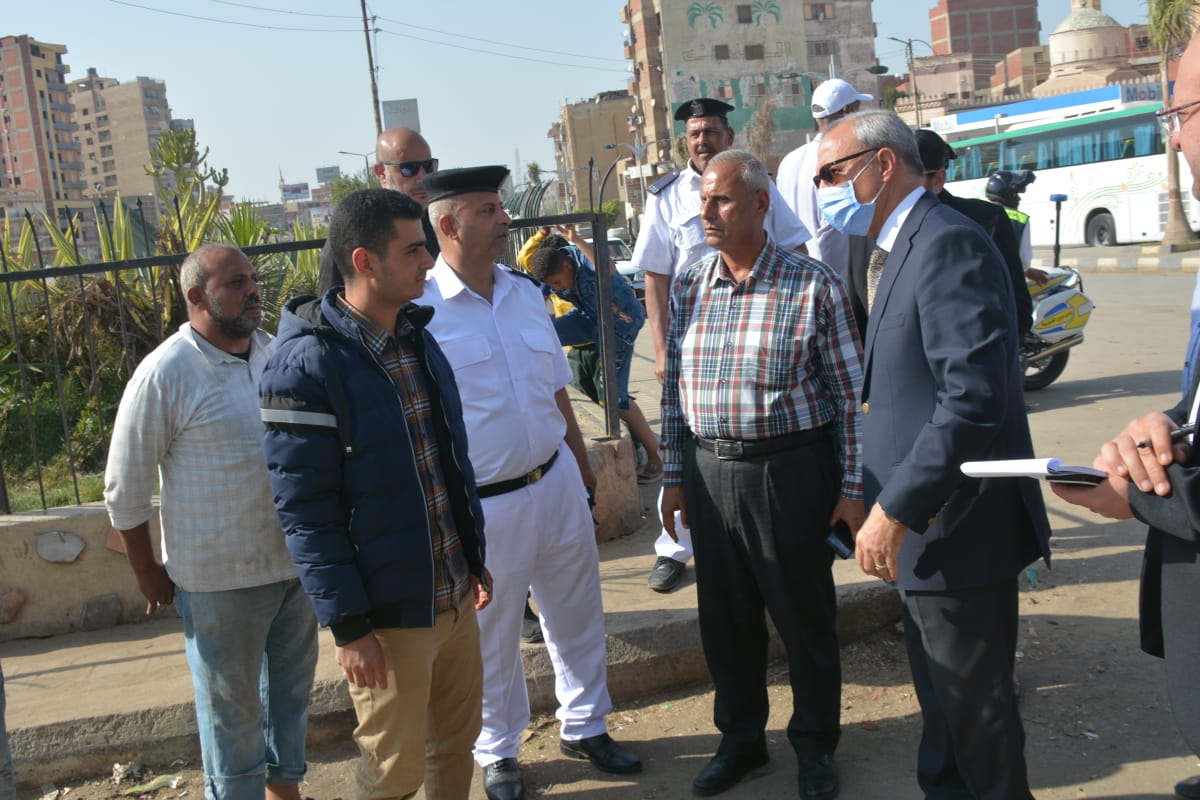 محافظ القليوبية يتفقد بدء أعمال تحويل سلالم كوبري مُشاة وابور الثلج بمدينة بنها إلى سلالم كهربائية تيسيراً على المواطنين ولخدمة ذوي الإحتياجات الخاصة 