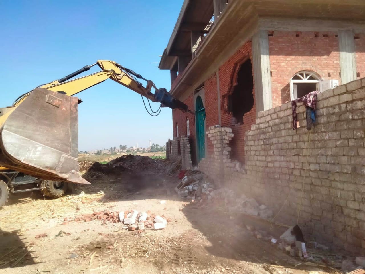 محافظ سوهاج: إزالة ٣٥٠ حالة تعدي على الأراضي الزراعية والبناء المخالف خلال ٩ أيام