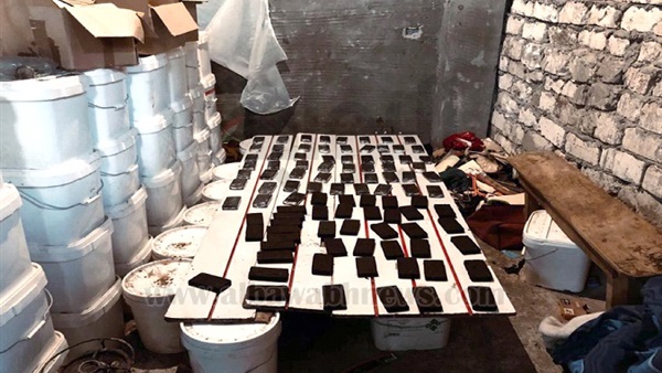 ضبط تشكيل عصابي تخصص في تصنيع مخدر الحشيش في الإسكندرية