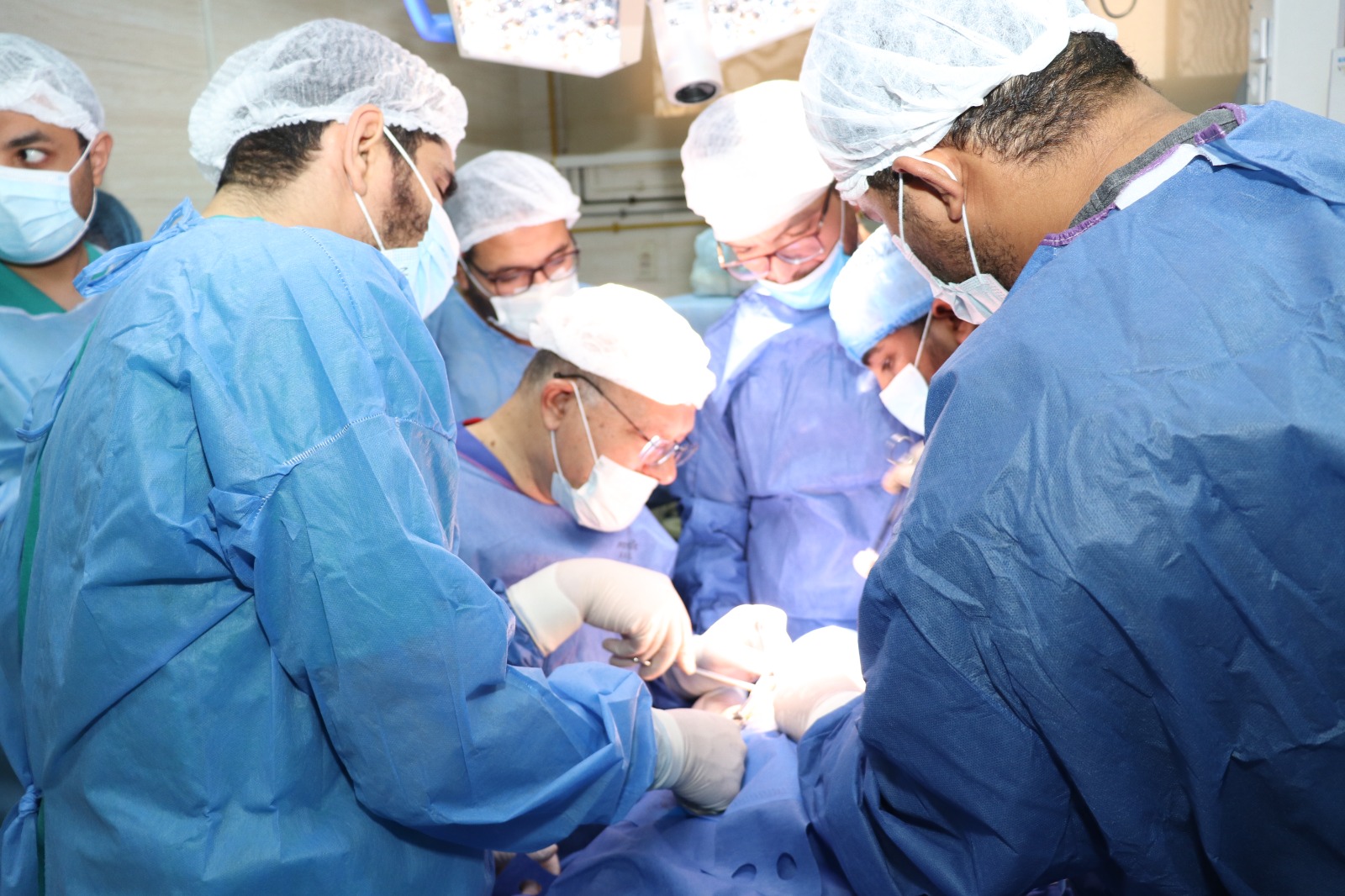 في تواضع نادر الحدوث.. رئيس جامعة سوهاج يجري جراحة معقده لطفلة ذات العامين  