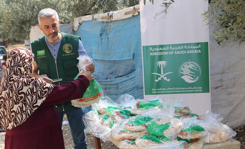 مركز الملك سلمان للإغاثة يوزع أكثر من 25.000 ربطة خبز يومياً للعائلات المحتاجة بالعديد من الدول