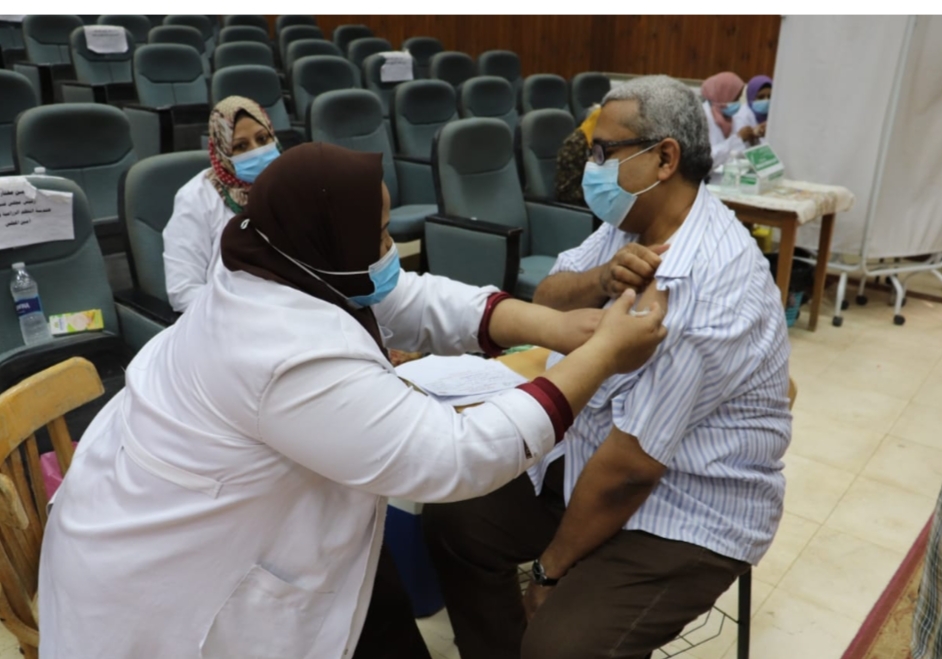 الجيزاوى : تطعيم 6 آلاف من منتسبي جامعة بنها بلقاح فيروس كورونا