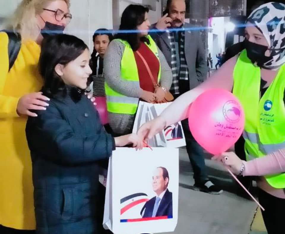 حزب مستقبل وطن يوزع هدية الرئيس لأهالي  البحر الأحمر