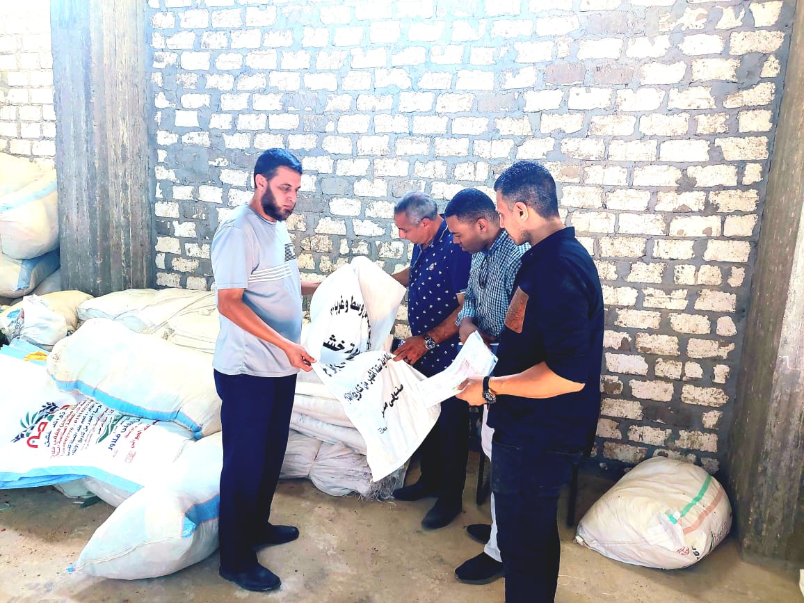 ضبط 17 طن نخالة مخلوطه بقشر الأرز المطحون داخل مصنع بكوم حماده 