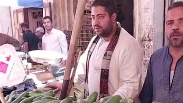 بائع خيار بطما يعيد ربع مليون جنيه نسيها صاحبها ويرفض المكافأة