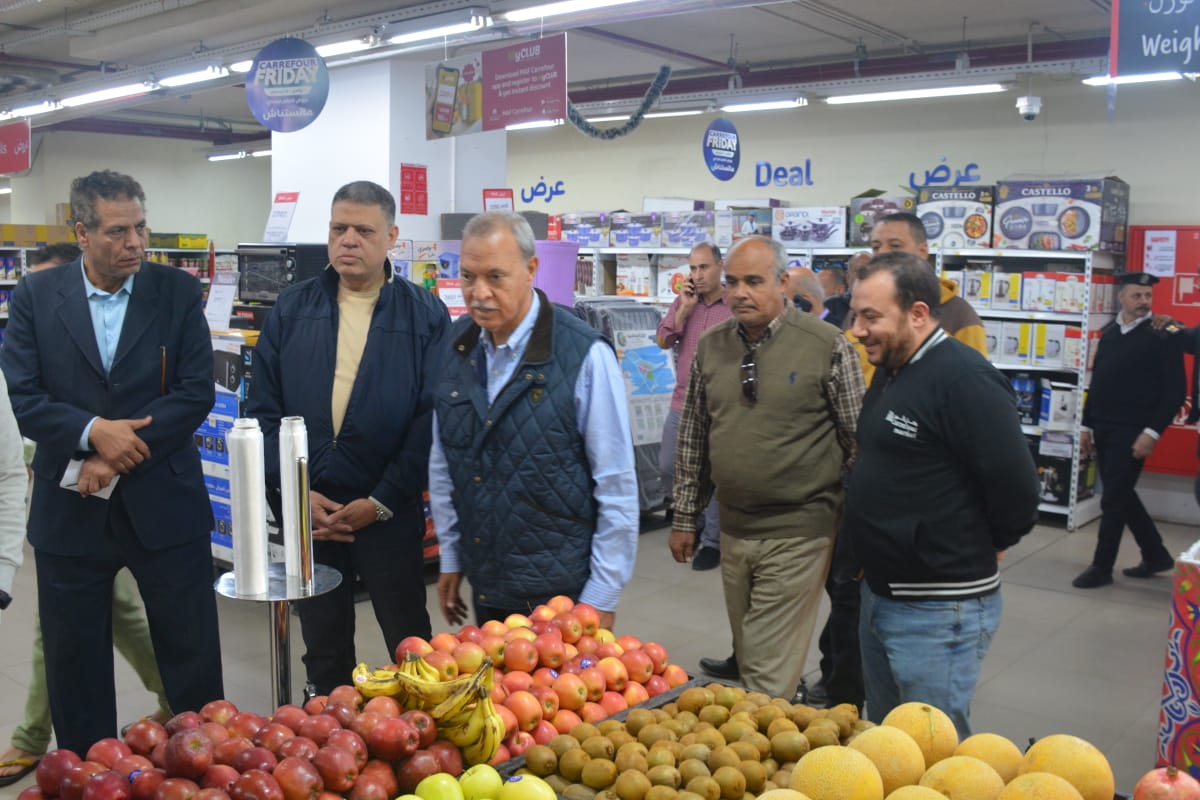 بالصور..الهجان يتفقد  معارض السلع والهايبرات بمدينتي شبرا الخيمة وبنها