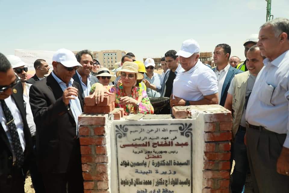 وضع حجر أساس محطة الطاقة الشمسية لخدمة مجمع المصالح الحكومية المميكن شمال مدينة الخارجة