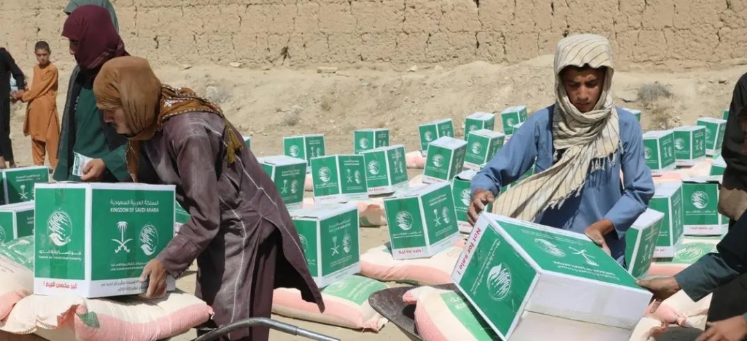 سلمان للإغاثة يوزع السلال الغذائية لمتضرري الزلزال والفيضانات في أفغانستان
