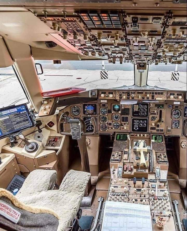 أسرار وحكايات كبينة قيادة الطائرة