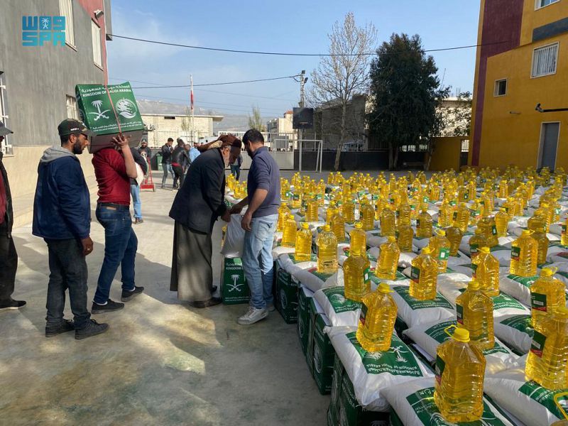 مركز الملك سلمان للإغاثة يوزع سلال غذائية للاجئين السوريين والفلسطينيين ويدعم خدمات اسعاف المنية في لبنان