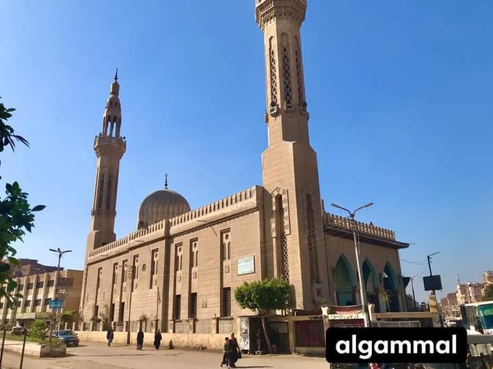 مسجد سيدي عواض" ـ جاء الشيخ عواض إلى قليوب في النصف الثاني من القرن التاسع الهجري ، وتولى إمامة المسجد والقضاء بقليوب بتكليف من السلطان قايتباي حتى توفي عام 878هــ ، وبعد وفاته أقام له شيخ قبيلة الشواربية ضريحًا في الغرفة التي كان يسكنها.