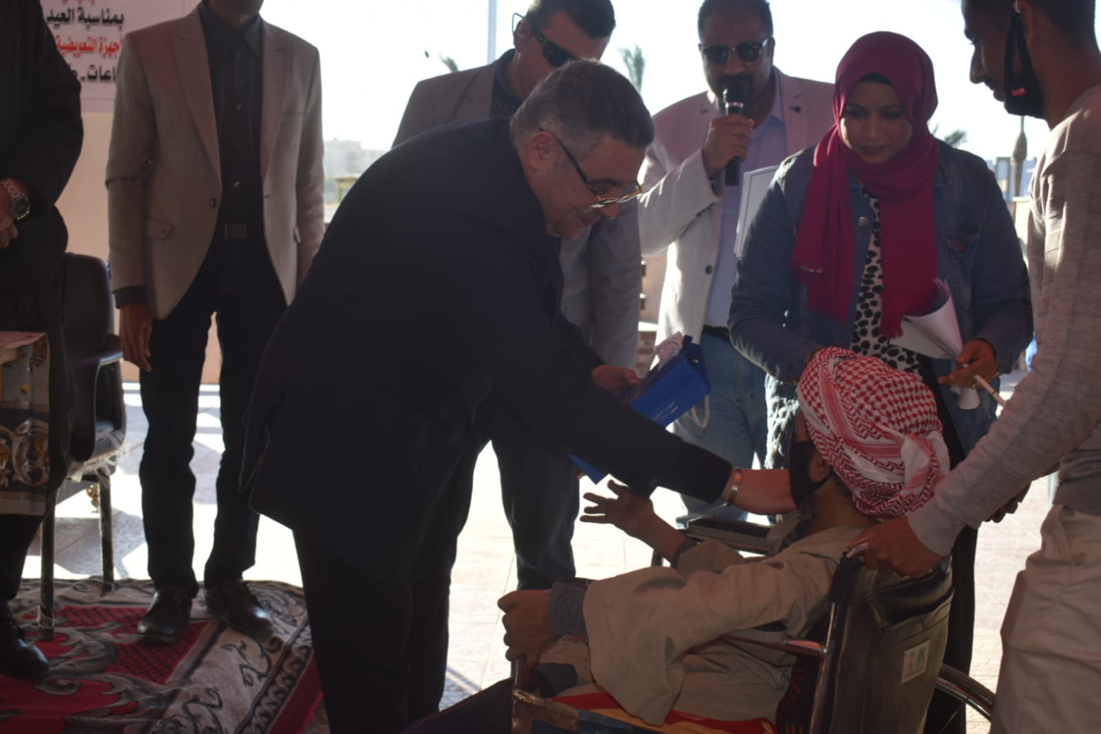 المحافظ يوزع أجهزة تعويضية لذوي الهمم ويعلن انتهاء قوائم الانتظار بالبحر الأحمر
