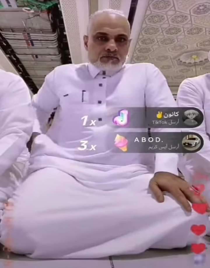 في مشهد غريب.. رجل يصلي في بث مباشر على "تيك توك"ويثير ضجة واسعة