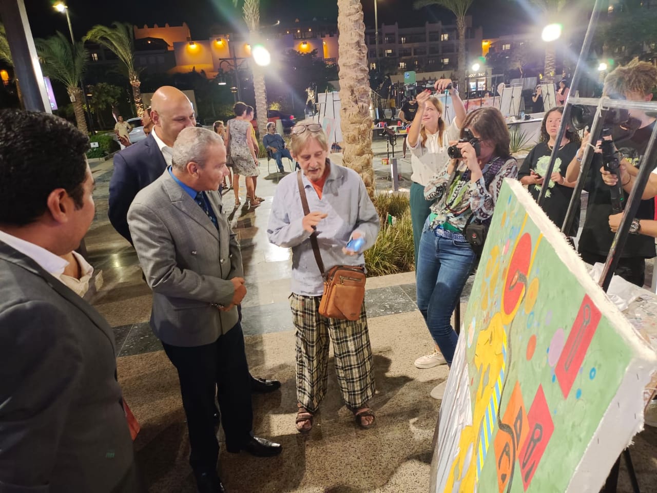 سكرتير عام مساعد محافظة البحرالاحمر يزور معرض كرنفال الغردقة الدولى للفنون