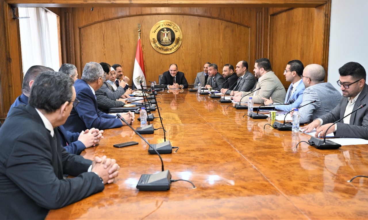 وزير التجارة والصناعة يبحث مع عدد من أعضاء البرلمان جهود الوزارة للتعامل مع تحديات القطاع الصناعى
