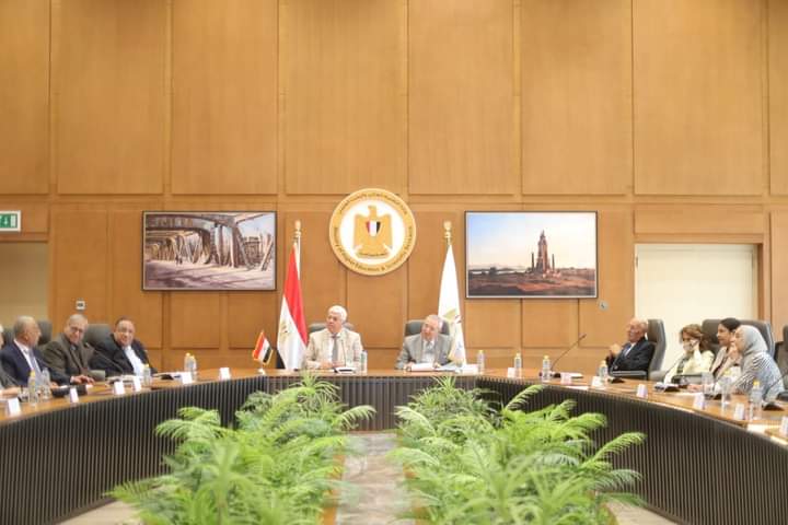 وزير التعليم العالي يعقد اجتماعًا مع مستشاريه بالجامعات الخاصة والأهلية وأفرع الجامعات الأجنبية