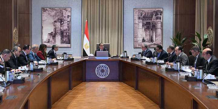 رئيس الوزراء يتابع موقف تخصيص أراضي مشروعات إنتاج الهيدروجين الأخضر 