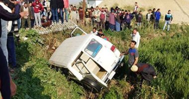 إصابة 4 أشخاص فى حادث انقلاب تروسيكل أعلى الطريق فى العياط