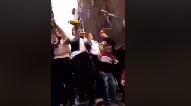 فيديو "أصحاب العروسة بيفرحوا بيها".. يُثير الغضب على صفحات التواصل الاجتماعي.. ومغردون: أين ذهبت التربية؟