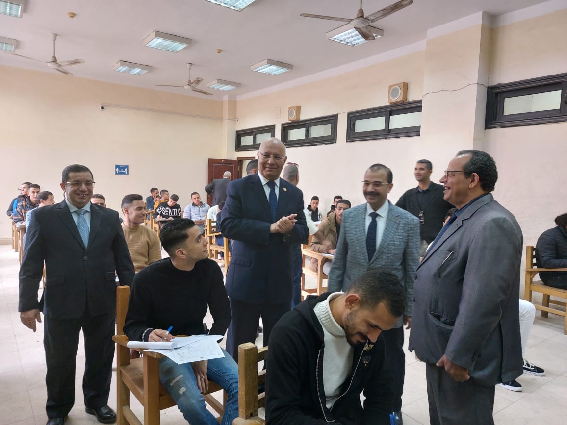 رئيس جامعة بنها يتفقد سير الامتحانات بكلية الحقوق ويؤكد على توفير كافة سبل الراحة والرعاية للطلاب 