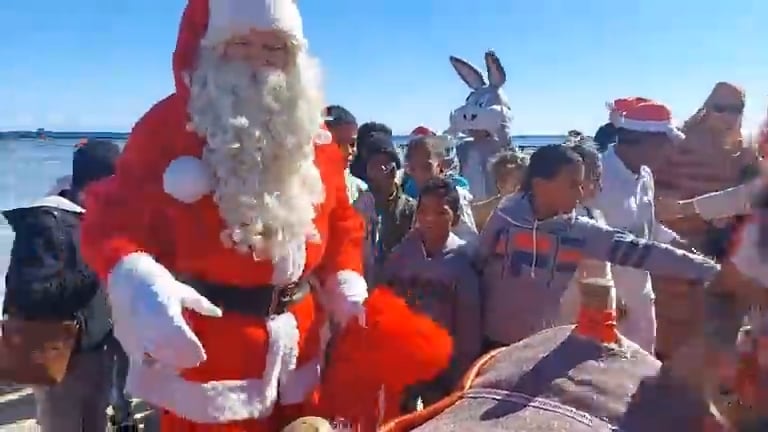 بعد وصوله من بلجيكا للغردقة.. بابا نويل يوزع هدايا على شواطئ مرسى علم