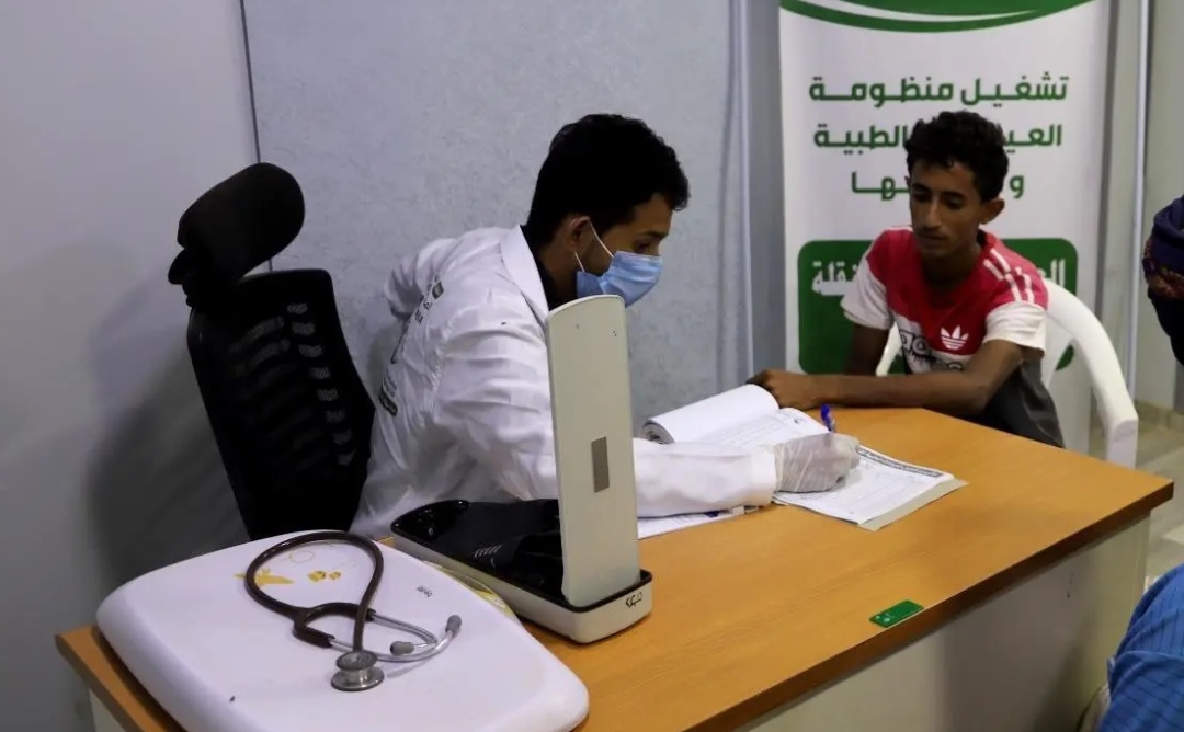 سلمان للإغاثة يواصل تقديم خدمات طبية في كافة المجالات في محافظات اليمن