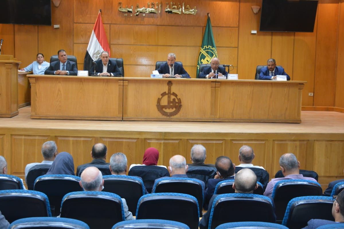 محافظ القليوبية ورئيس الغرفة التجارية يبحثان توافر السلع الأساسية وضبط الأسعار والقضاء على الاحتكار