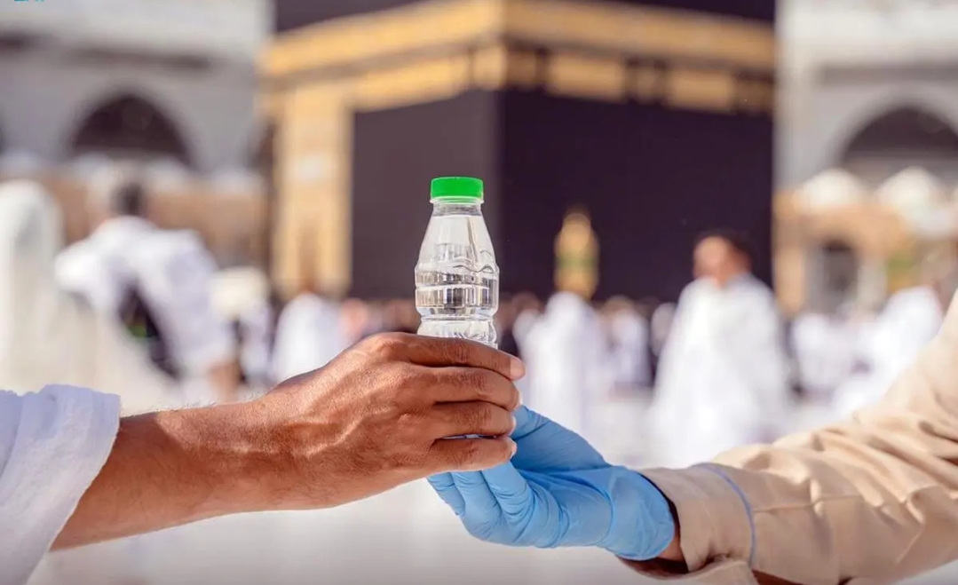 جهود يومية بمنظومة خدمات سقيا زمزم بالمسجد الحرام