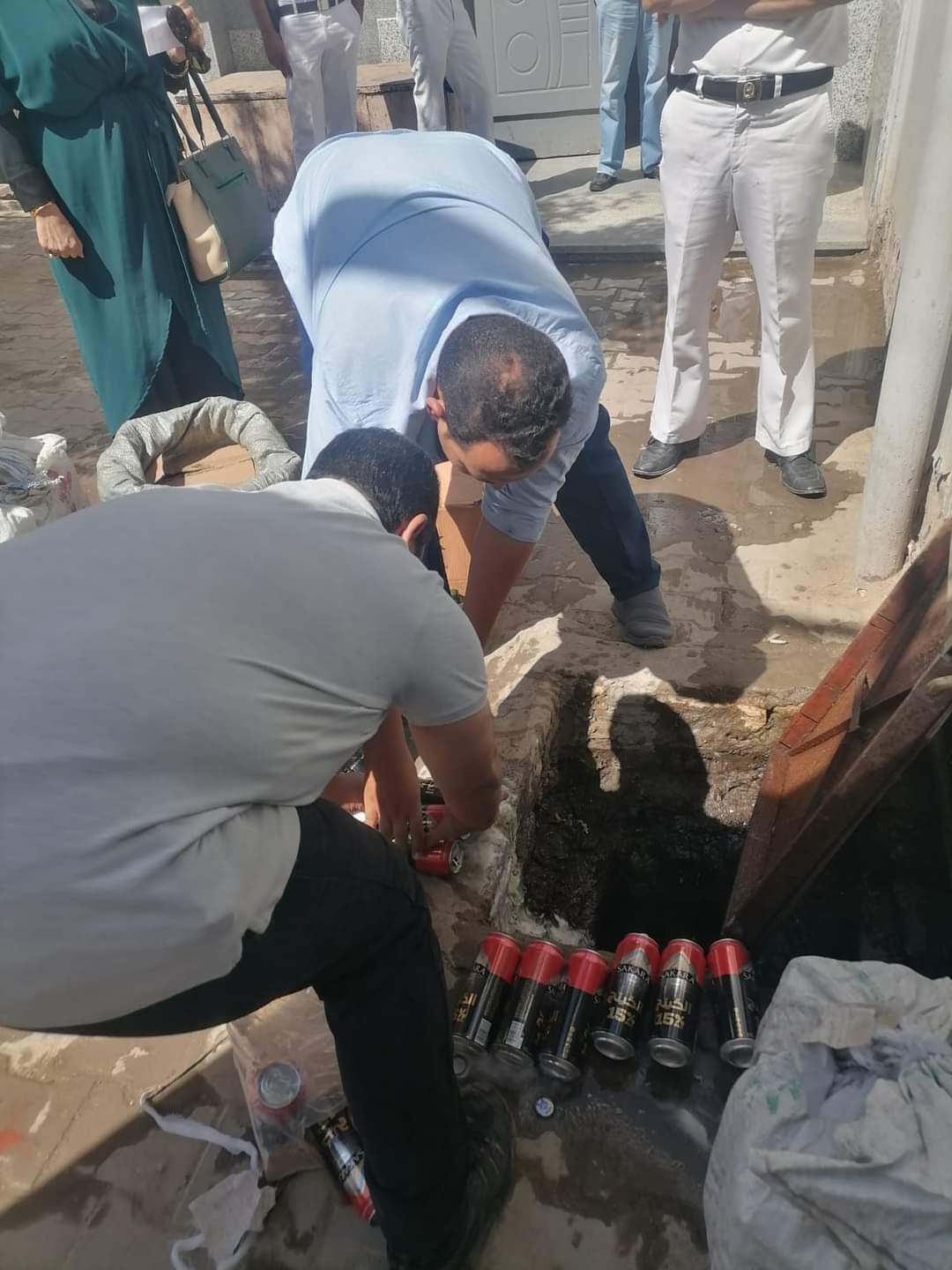 إعدام مشروبات غازية فاسدة بمركز طما